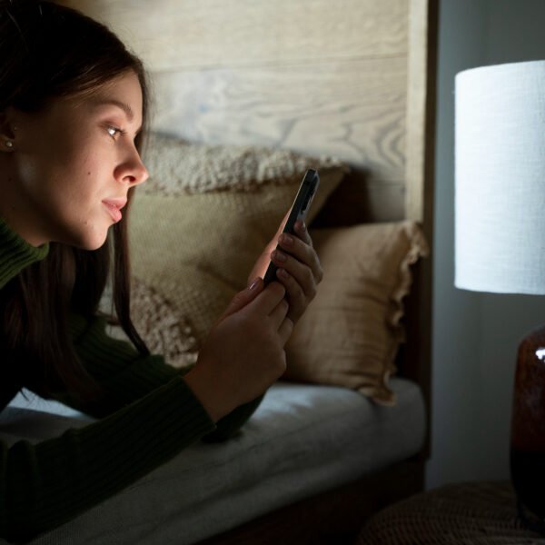 Nomophobie : la Détox Digitale commence sur votre table de chevet nomophobie et sommeil pourquoi le telephone perturbe nos nuits 600x600