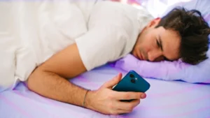 Pourquoi le réveil-matin gratuit de votre téléphone ruine votre sommeil (et par quoi le remplacer)
