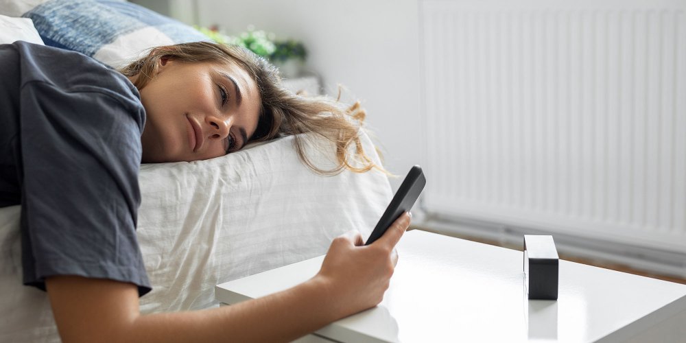 femme smartphone reveil